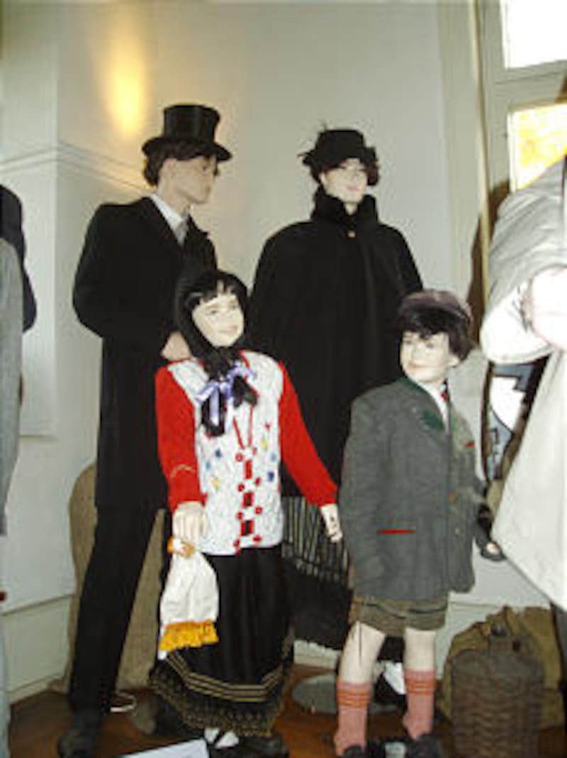 Clothing of German emigrants on display at the Wasungen City Museum. The theme "Emigrants from Wasun