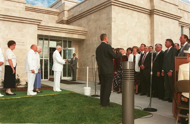 President Hinckley stops briefly to listen to choir during the dedication of the Monticello Utah Temple on July 26, 1998.
