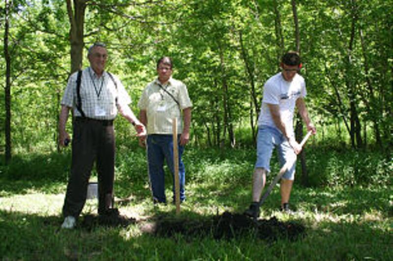 Williams family descendants plant pawpaw trees at original site.