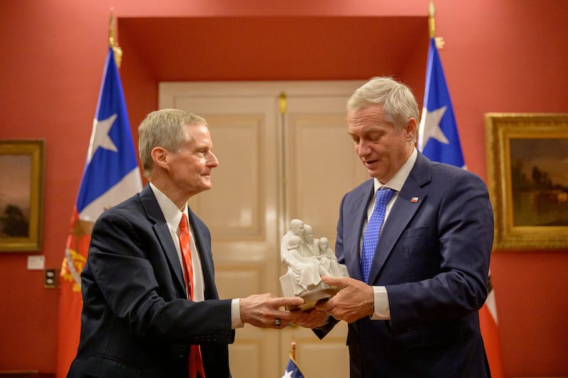 Elder David A. Bednar of the Quorum of Twelve Apostles of The Church of Jesus Christ of Latter-day Saints, gives Chilean President José Antonio Kast a statue of a family.