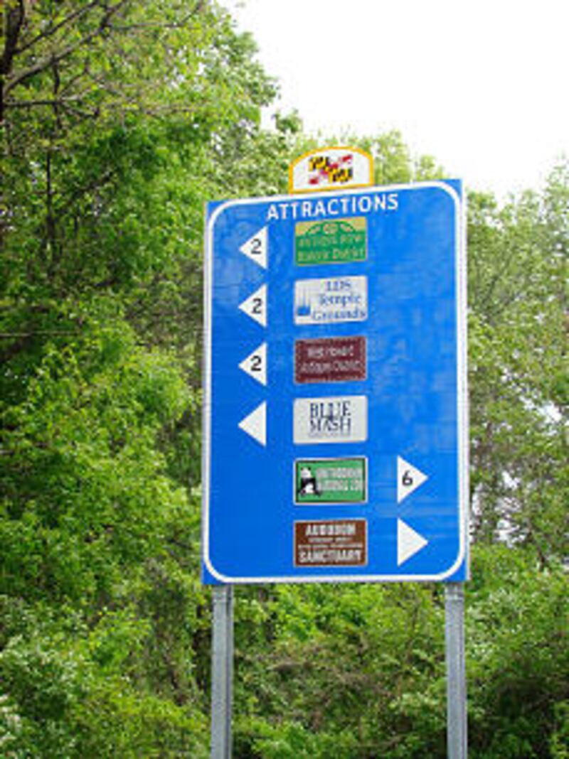 New signs direct motorists from Capitol Beltway in Washington, D.C., to temple and visitors center.