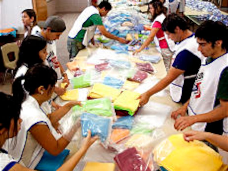 Members from many Chilean communities and stakes donned "Manos Que Ayudan" (Helping Hands) vests and