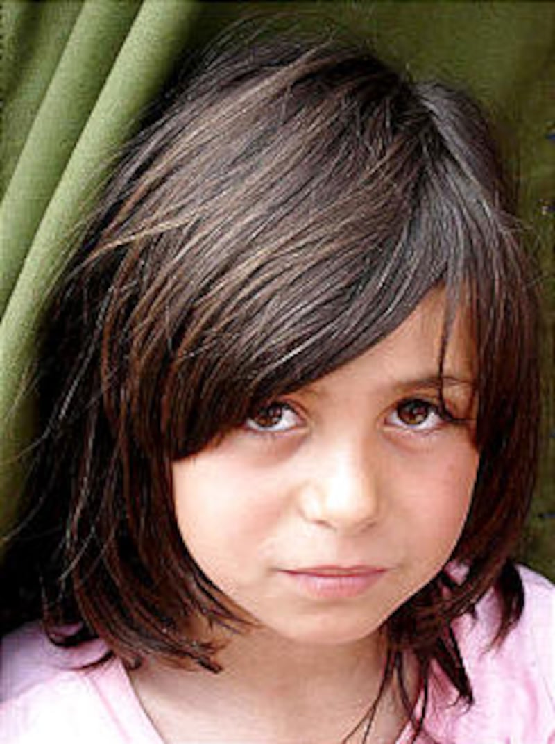 Refugee girl in Manestirea stops to thank humanitarian missionaries.