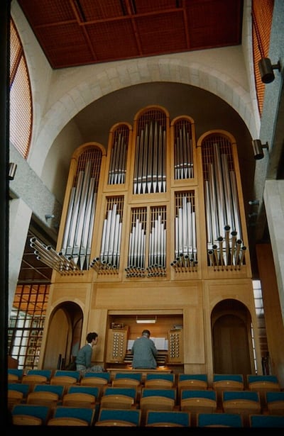 Elder Robert M. Cundick, a former Tabernacle organist and then a director of hosting at the BYU Jerusalem Center, plays the center’s organ for a visiting religion writer from New York City in March 1993.