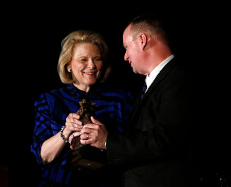 Sheri L. Dew receives the Pioneer in Leadership Award from Allen Arnoldsen of the BYU Management Soc