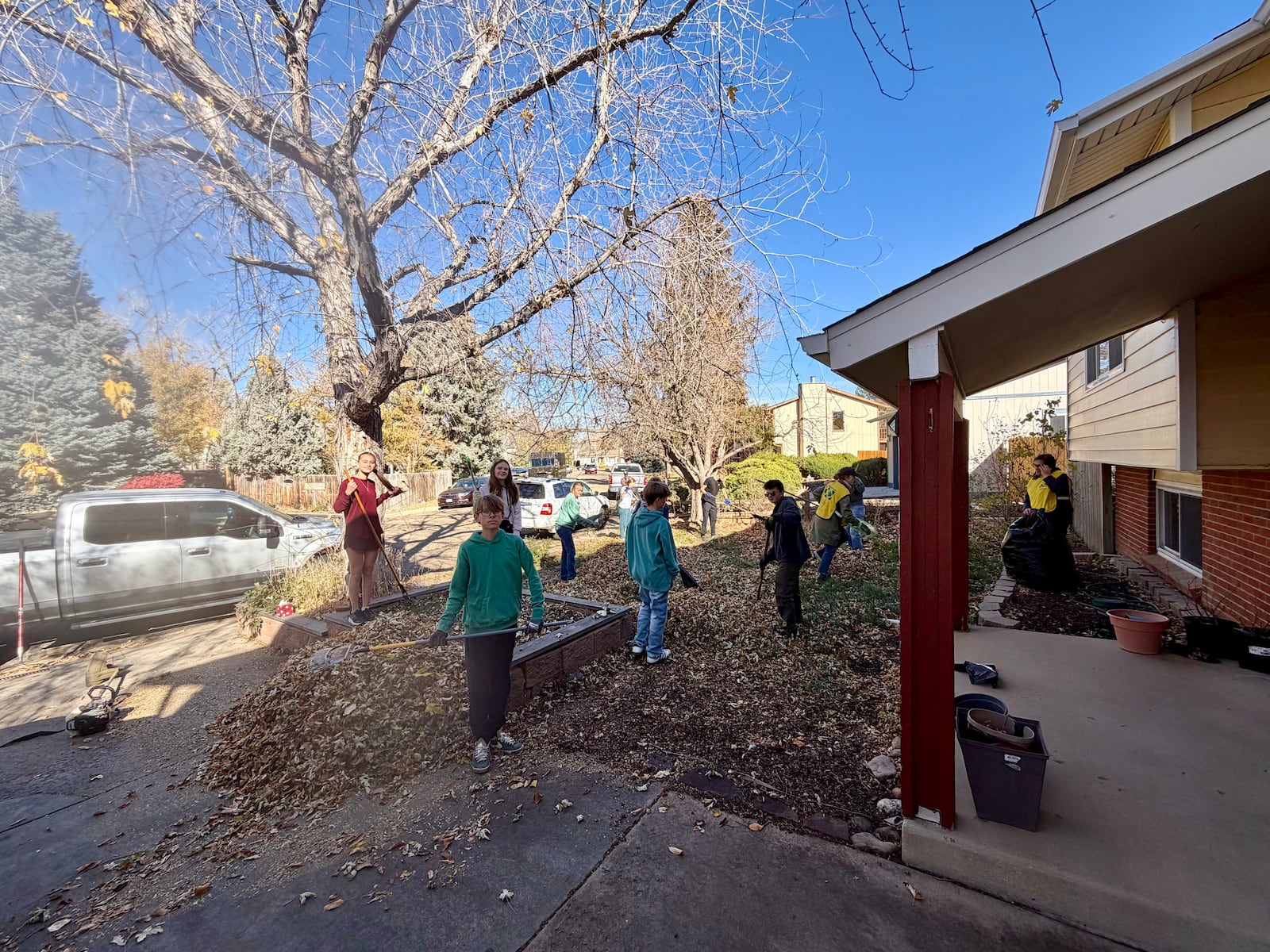 Colorado Rake Colorado youth rake leaves, collect food in annual tradition – Church News