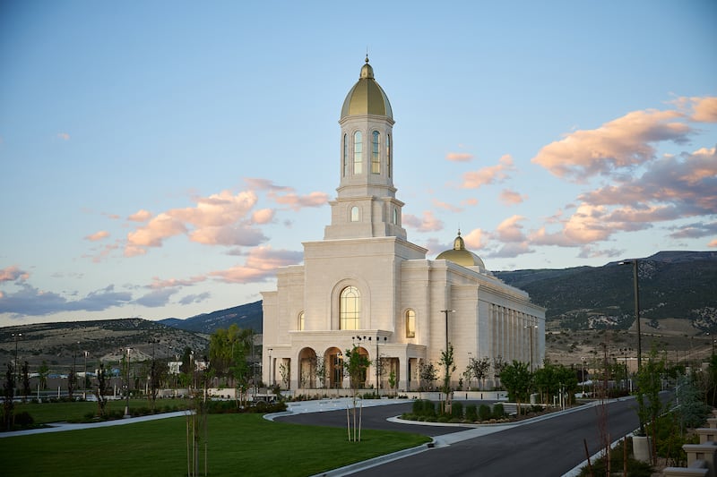 The Ephraim Utah Temple at dusk.