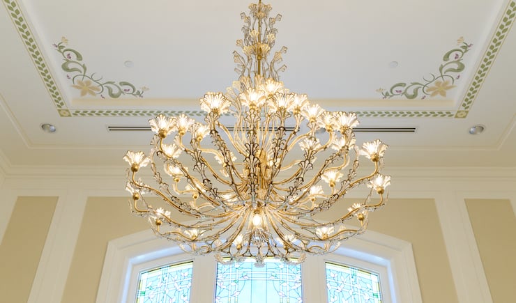 A chandelier in the Willamette Valley Oregon Temple.