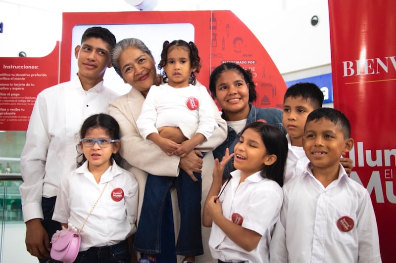 Iris Ríos, director of the Love and Life Foundation, with some of the children who will benefit from the donations from the 2025 donation machine stations in Honduras.