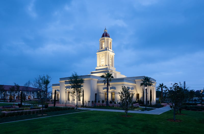 The San Luis Potosí Mexico Temple at night.