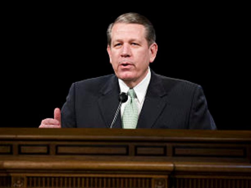 Elder Donald L. Hallstrom of the Presidency of the Seventy speaks to BYU students during a campus de