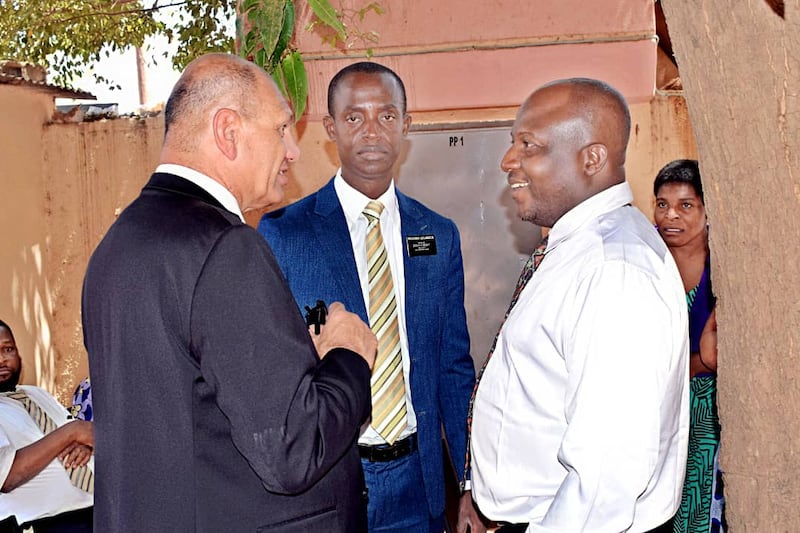 روبرت وايت، كاتب فرع باماكو، على اليسار، يتحدث مع الرئيس برو فيديل كواديو، المستشار الأول في رئاسة بعثة شرق أبيدجان في كوت ديفوار، في الوسط، ورئيس فرع باماكو إبراهيما توجولا في باماكو، مالي، يوم السبت، 18 أبريل 2026.