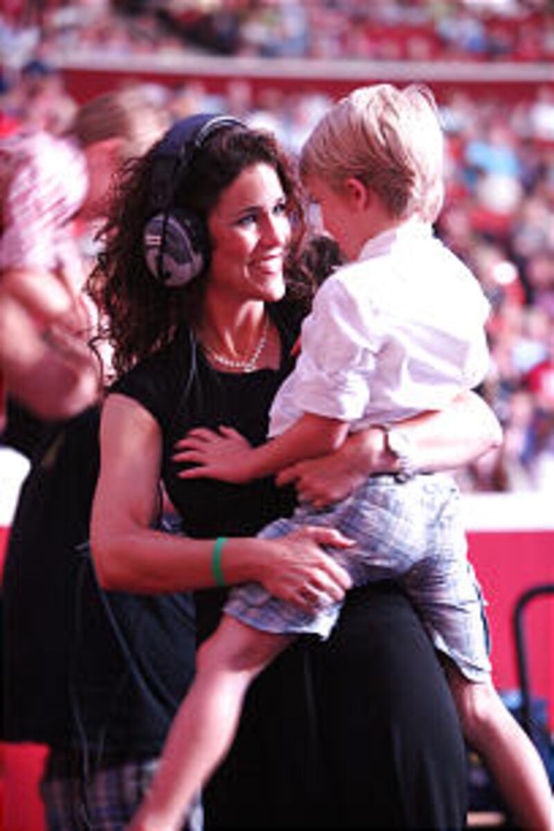 Shannan Hinckley holding one of her children after the show.