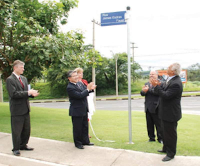 Dr. Hlio de Oliveira Santos, mayor of Campinas, Brazil, unveils the new street sign "Rua James Esdra
