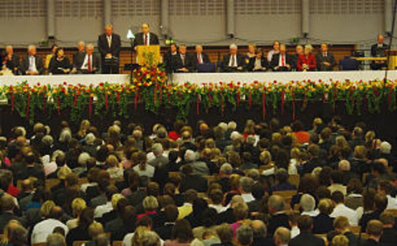 President Thomas S. Monson spekas to members of the Church of Jesus Christ of Latter-day Saints duri