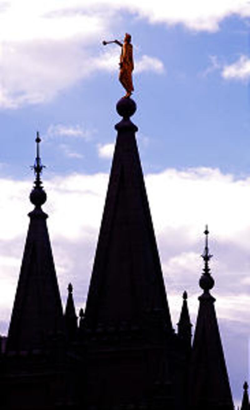 The SL LDS Temple during LDS General Conference Oct 5th, 2002. Allred/photo (Submission date: 10/05