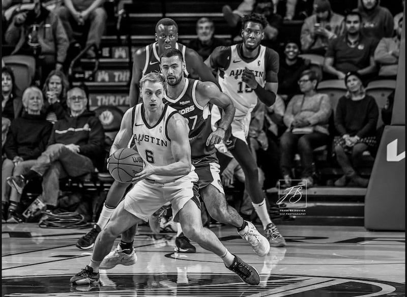 Parker Van Dyke plays for the Austin Spurs in a game versus the Santa Cruz Warriors in 2025.