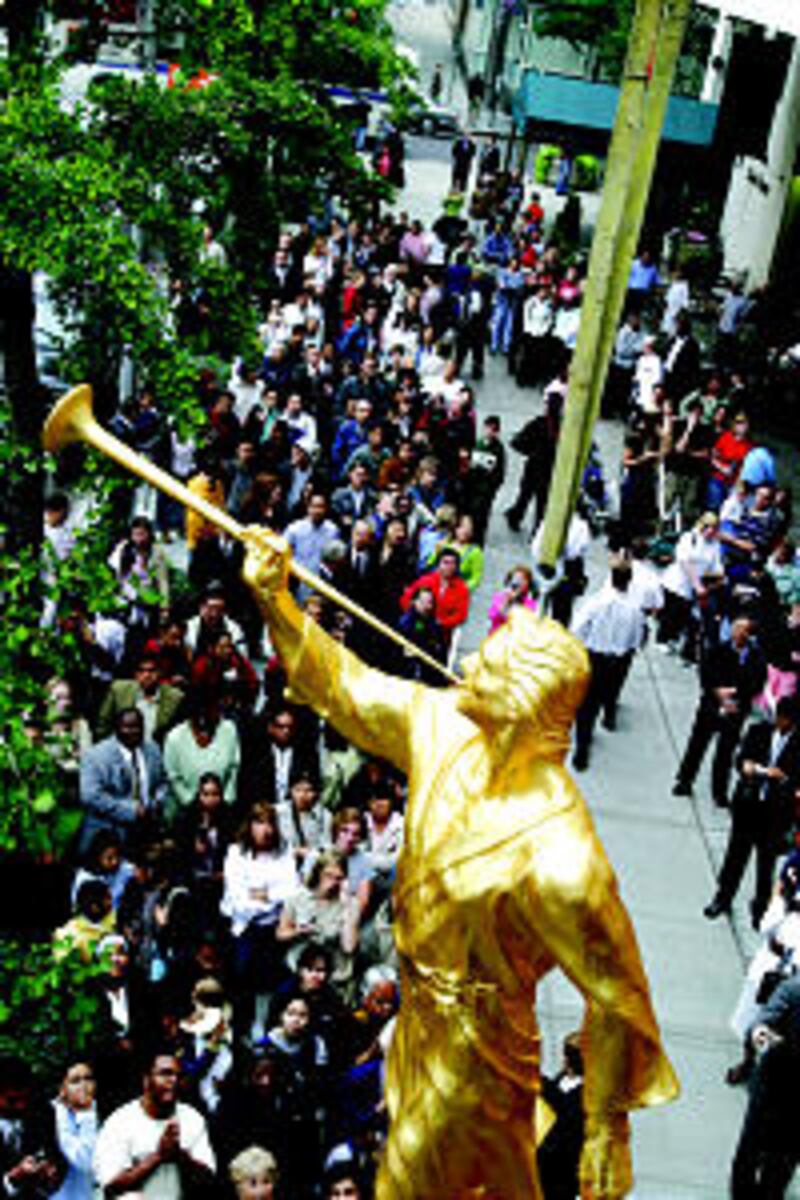 New Yorkers gather on streets of Manhattan to watch the statue of Angel Moroni rise to top of temple