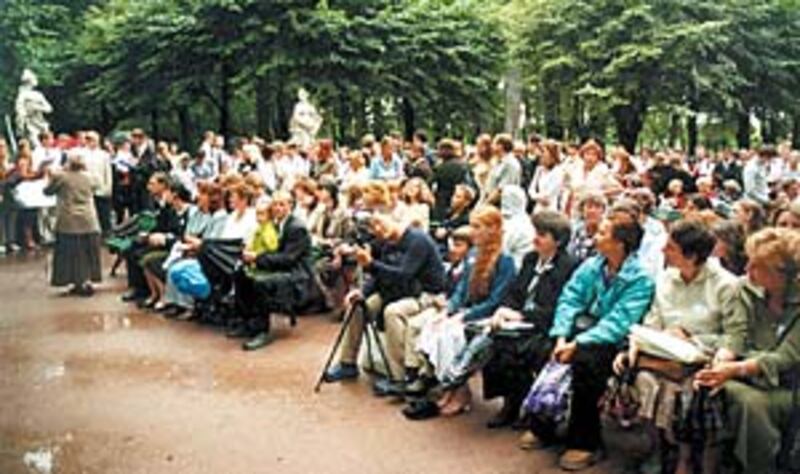 Congregation gathers in the Summer Gardens in St. Petersburg for 100-year celebration of the dedicat