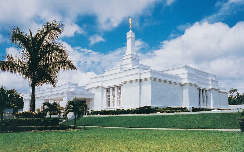 The Villahermosa Mexico Temple was dedicated on May 21, 2000.