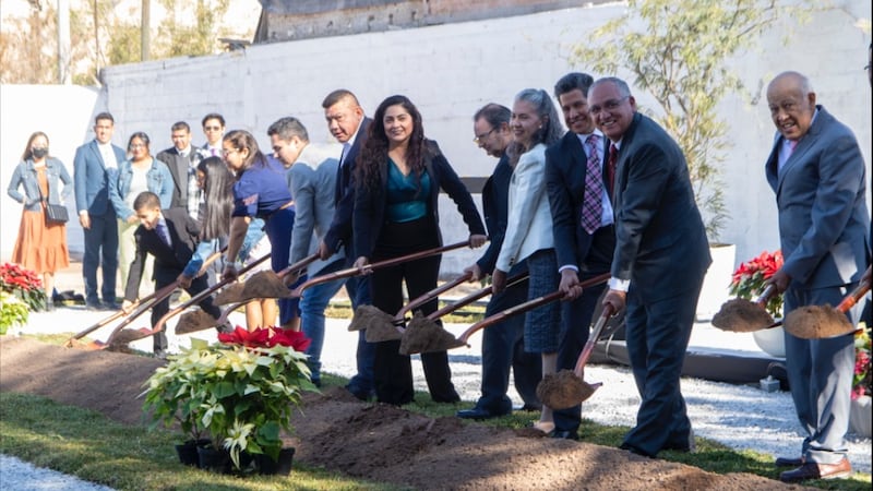 Accompanying Elder Montoya are (right to left) Sergio Pedroza, speaker at the event; Julio César Jasso and Lourdes Gutiérrez, coordinators of the event; Juan Gómez Junco, communicator; Alicia Gamboa, municipal trustee; Juan Salazar, director of works at Gomez Palacio; Marco Avila, Deputy Director of Works at Gomez Palacio; Abdaleis Lee, from the Mallol Arquitectos office; Ximena García and Josué García, speakers at the event.