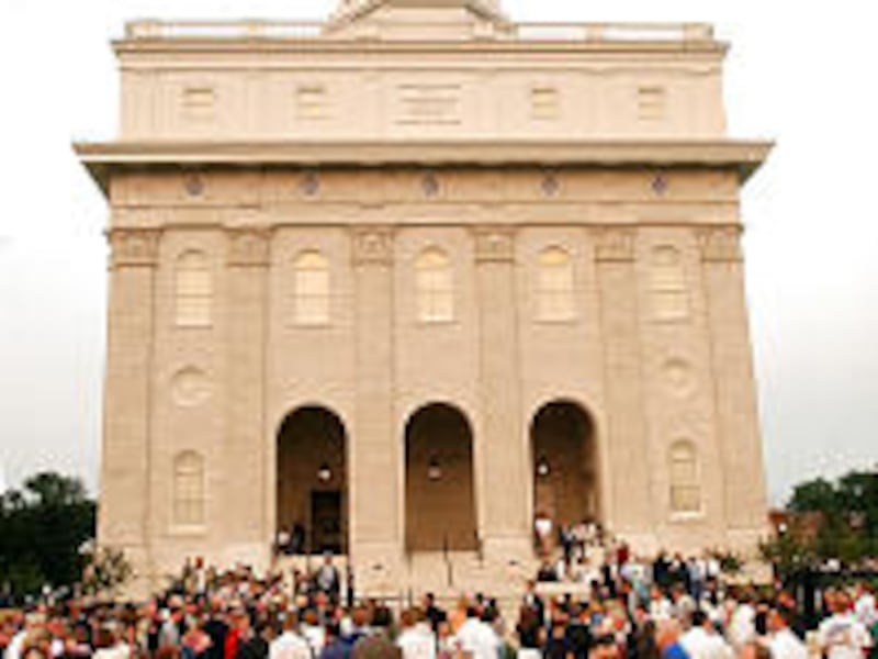 Crowds leave the Nauvoo temple after the first dedication session June 27th, 2002. Allred/photo (Sub