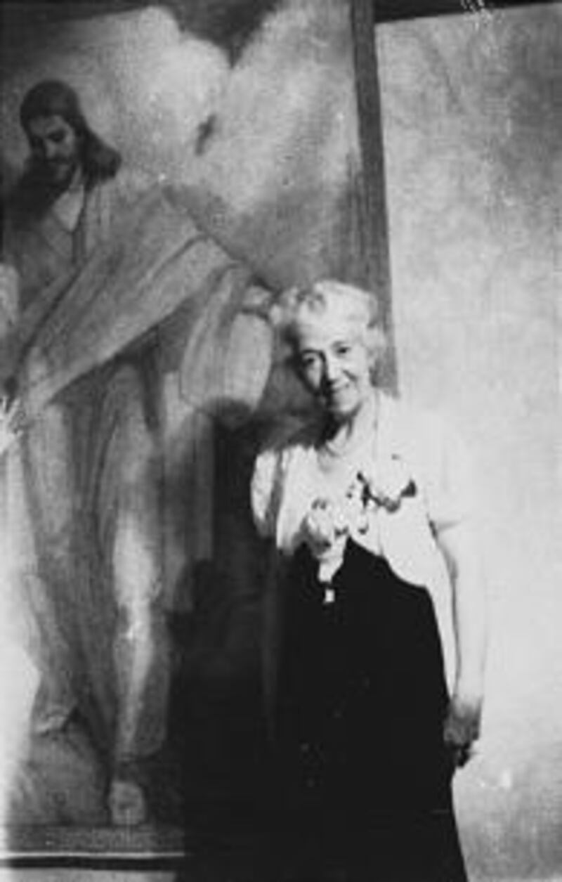 Minerva Teichert stands in front of her painting of the Savior.