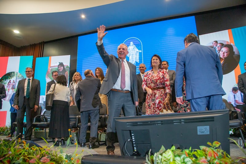 Elder Ulisses Soares of the Quorum of the Twelve Apostles waves to youth after a devotional in Mexico City, Mexico, on Aug. 28, 2026.