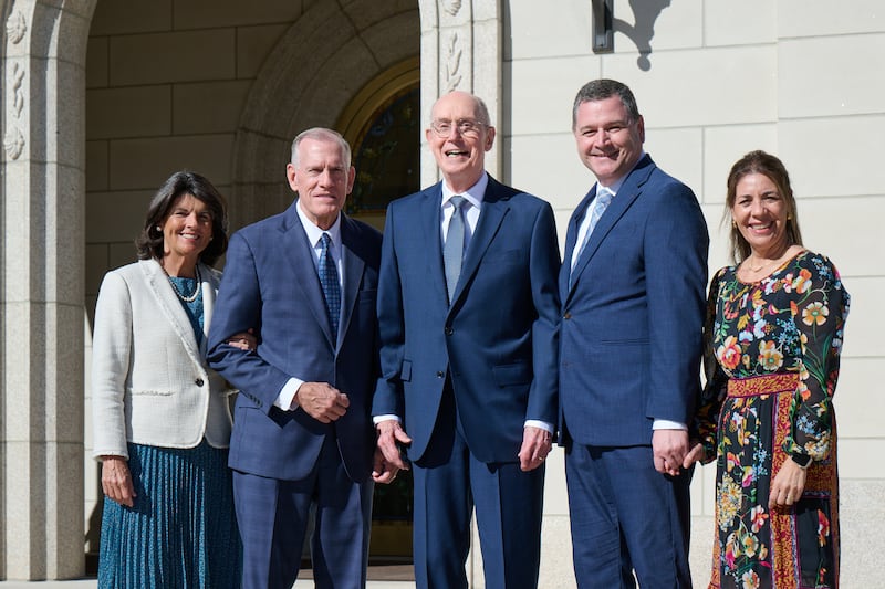 President Henry B. Eyring stands in front of the Montpelier Idaho Temple between General Authority Seventies Elder Steven R. Bangerter, left, and Elder Ricardo P. Giménez, right, and their wives, Sister Susan A. Bangerter and Sister Catherine Giménez, respectively.