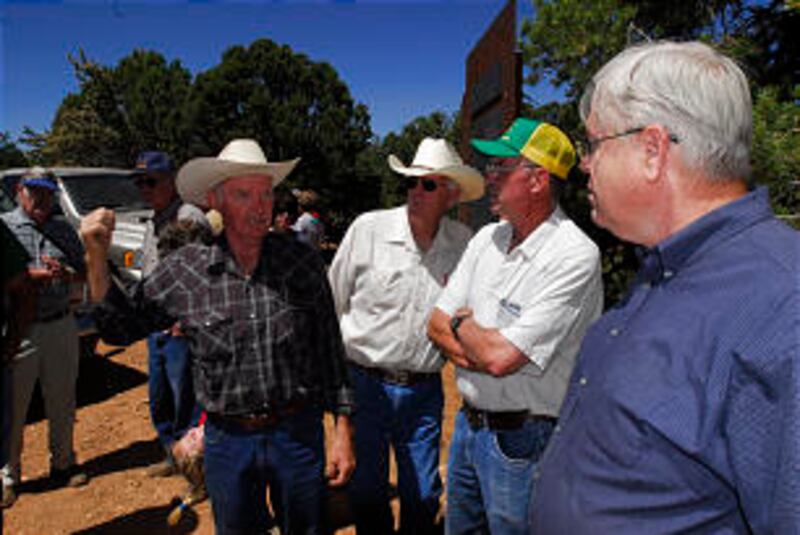 Dale Spencer discusses details of the Honeymoon Trail with Dennis Judd, Robin Hamblin and Larry Burk