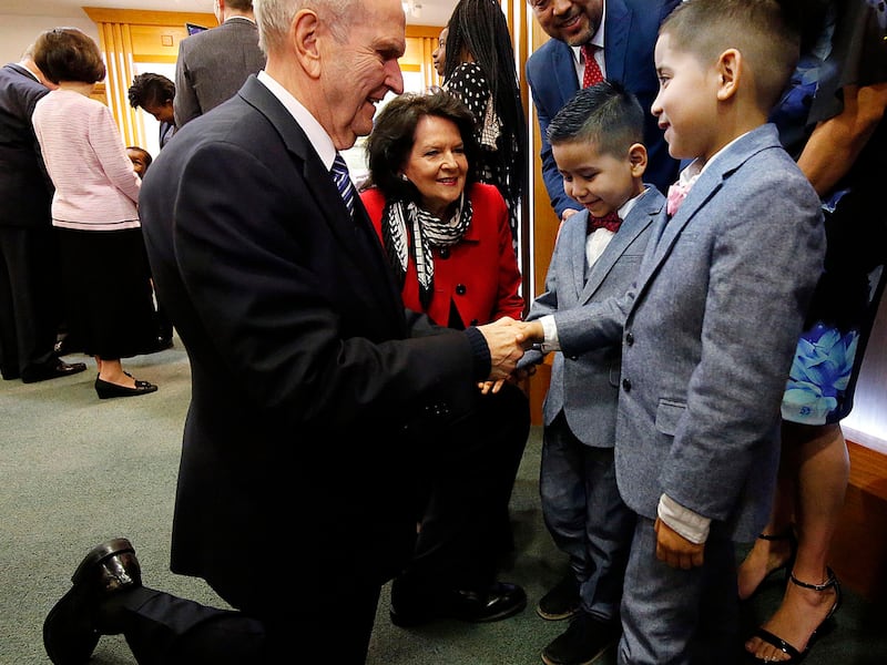 President Russell M. Nelson and Sister Wendy Nelson greet the Vargas family at the Hyde Park Visitor