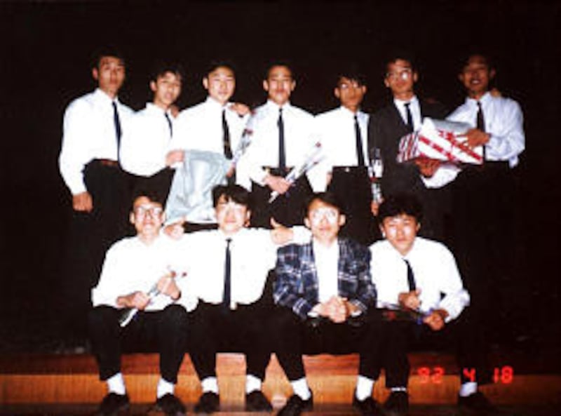 At the beginning of their singing careers, the "loud boys" gather on a stage. Known as rowdy boys wh