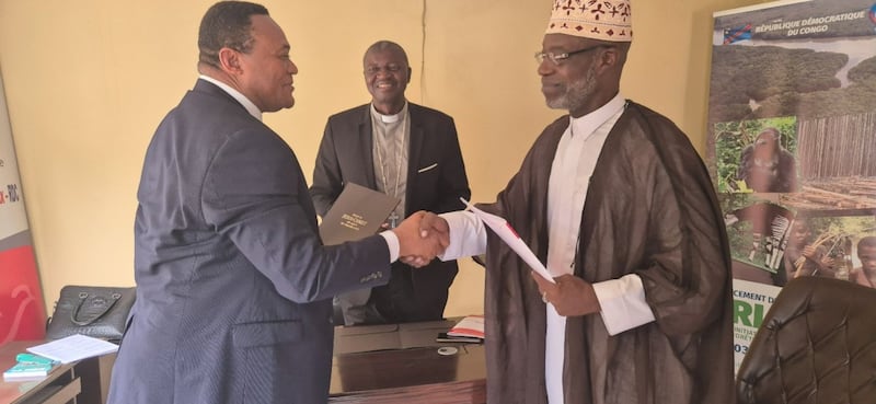 From left to right: Elder Thierry K. Mutombo, President of the Africa Central Area; Reverend Kinyamba Lunge Armand, Secretary General of the National Council of Religions for Peace; and Cheikh Abdallah Mangala, President of the Executive Committee of the National Council of Religions for Peace, shake hands after the signing of the memorandum of understanding in Kinshasa, Democratic Republic of the Congo in June 2025.