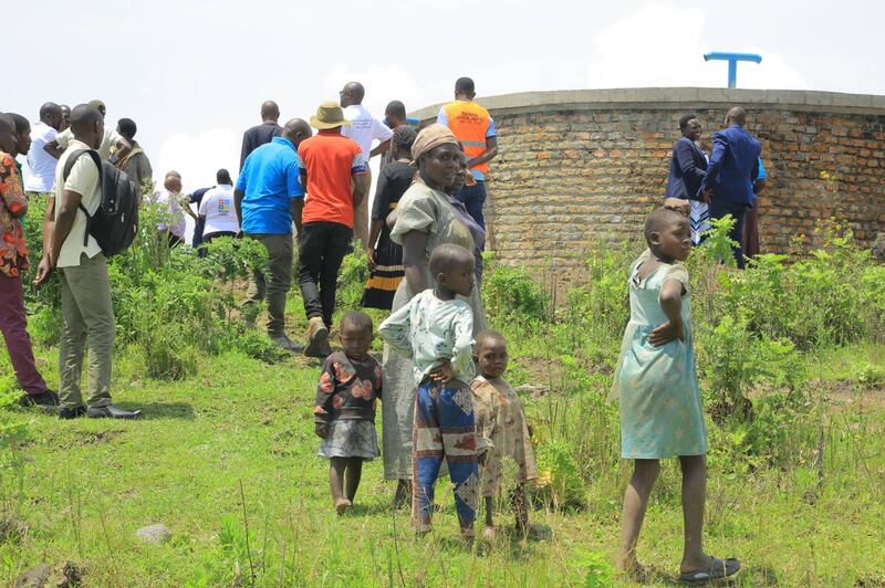 Community members join teams from the IRC, Kabarole District Local Government, and the Church during a visit to the 80,000-liter tank on Magunga Hill, Bwanika Parish, Uganda, on Sept. 30, 2025.
