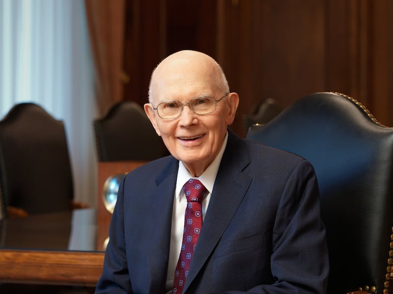 The official portrait of Church President Dallin H. Oaks.