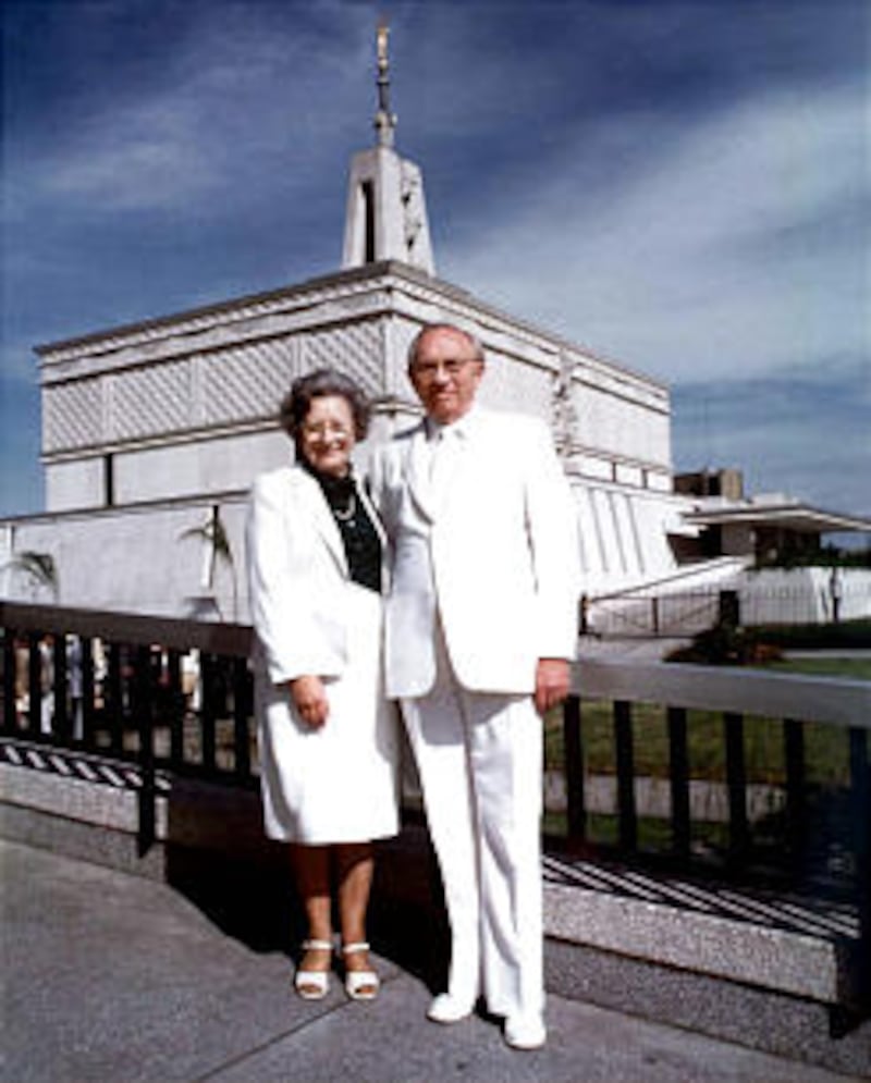 Pres. Gordon B. Hinckley and his wife Marjorie in front of Mexico City temple in 1983.