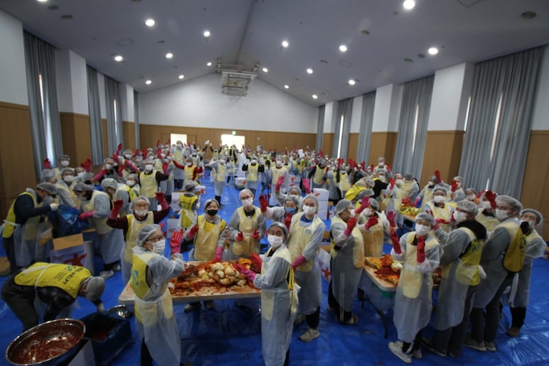 A large room full of people from the Jeonju Korea Stake volunteer in an annual "Kimchi Sharing Festival" on Dec. 6, 2025.