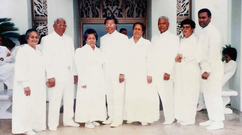 Elder Taniela B. Wakolo and Sister Anita Wakolo, center, take a picture with their etended family after being sealed in the Nuku’alofa Tonga Temple in 1995.