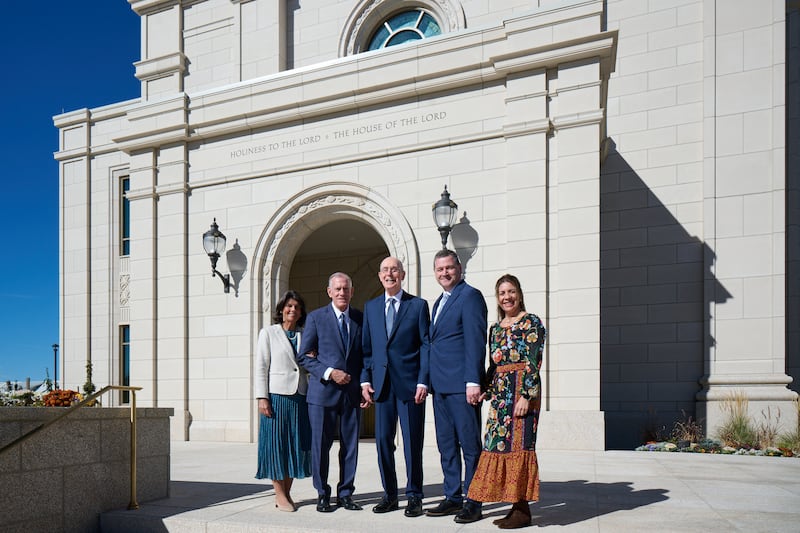 President Henry B. Eyring stands in front of the Montpelier Idaho Temple between General Authority Seventies Elder Steven R. Bangerter, left, and Elder Ricardo P. Giménez, right, and their wives, Sister Susan A. Bangerter and Sister Catherine Giménez, respectively.